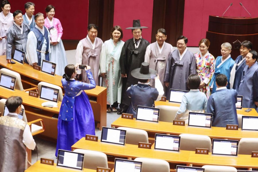 제429회 정기국회 개회식에 한복을 입고 참석한 우원식 국회의장과 의원들이 1일 서울 여의도 국회 본회의장에서 기념촬영 하고 있다. 연합뉴스