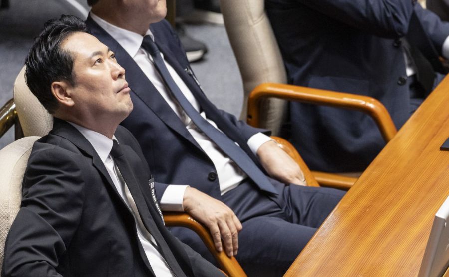 장동혁 국민의힘 대표가 1일 국회에서 열린 정기국회 개회식에 참석해 생각에 잠겨 있다. 연합뉴스