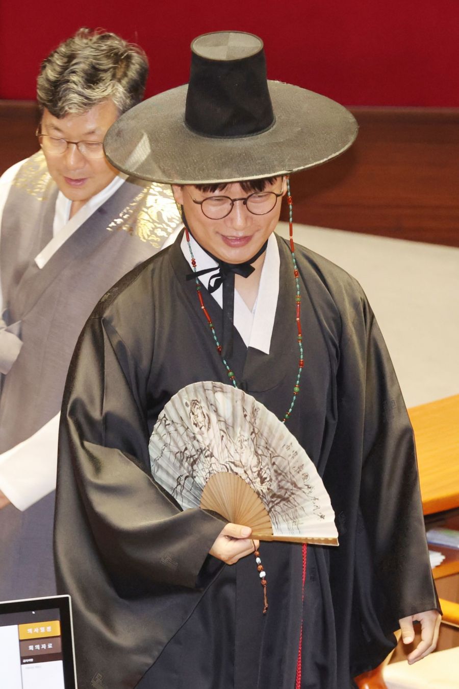 모경종 더불어민주당 의원이 1일 서울 여의도 국회 본회의장에서 열린 정기국회 개회식에 '케이팝 데몬 헌터스(K-Pop Demon Hunters)'의 저승사자를 흉내낸 복장으로 참석해 의원들과 대화하고 있다. 연합뉴스