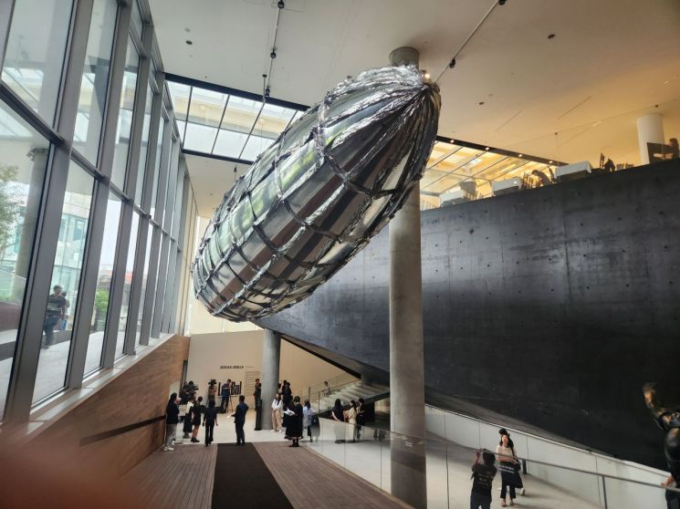 "역사가 반복되듯 지금 소환된 과거의 예술"...사회적 메시지 담은 이불 작가展