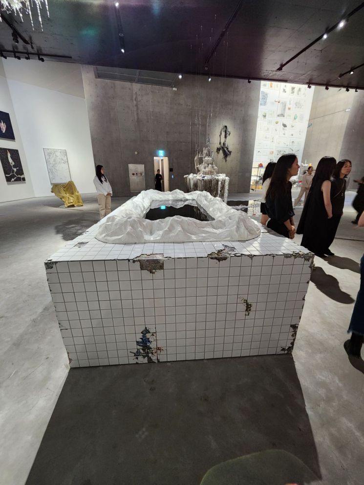 "역사가 반복되듯 지금 소환된 과거의 예술"...사회적 메시지 담은 이불 작가展