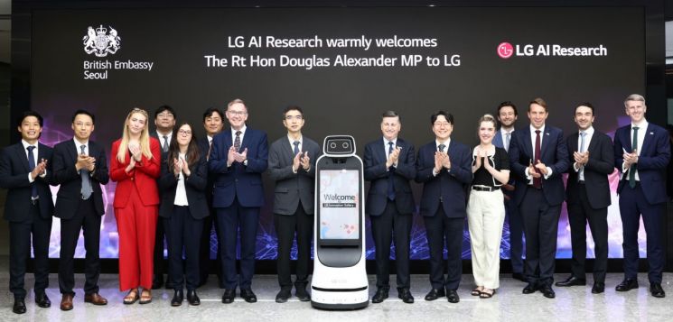 1일 더글라스 알렉산더 영국 국무상이 서울 마곡 LG AI연구원을 방문했다. 사진 왼쪽에서 7번째부터 콜린 크룩스 주한 영국대사, 이홍락 LG AI연구원 공동 연구원장, 더글라스 알렉산더 영국 국무상, 임우형 LG AI연구원 공동 연구원장. 사진=LG AI연구원