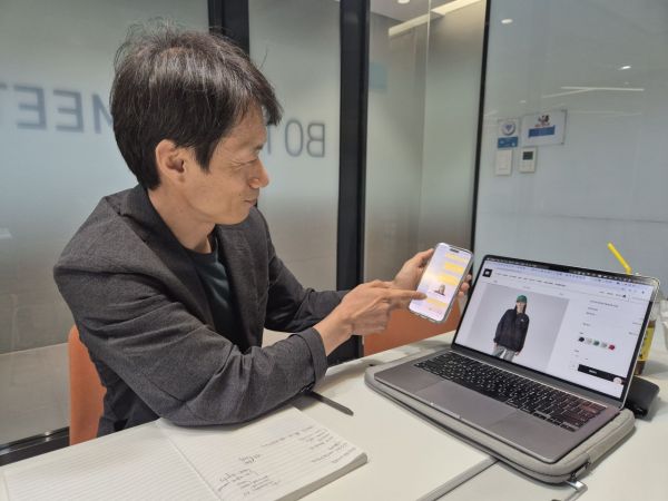 공식 홈페이지 이미지와 AI를 활용해 교묘하게 바뀐 사진이 게시된 홈페이지의 모습. 김종면 변리사가 두 제품의 차이를 설명하고 있다. 이민지 기자.
