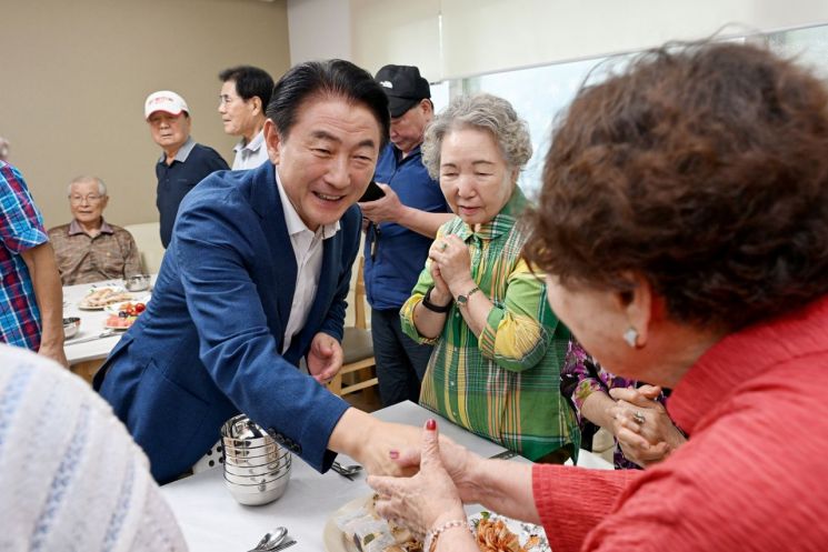 의정부시, 롯데캐슬골드파크2단지 경로당 찾아 어르신들과 소통