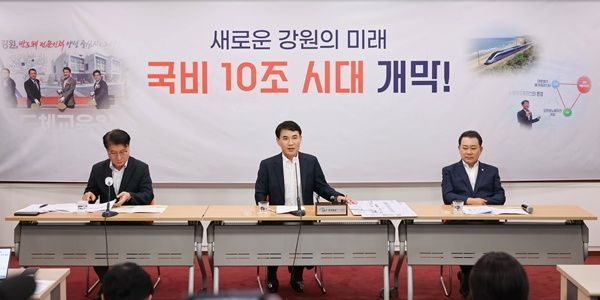 김진태 강원특별지치도지사와 김시성 도의장이 언론브리핑을 진행하고 있다. 강원특별자치도 제공