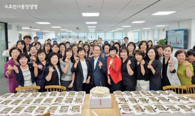 성대규 동양생명 대표(앞줄 왼쪽 여섯 번째)가 서울의 한 점포를 찾아 구성원들과 소통하고 기념촬영을 하고 있다. 동양생명