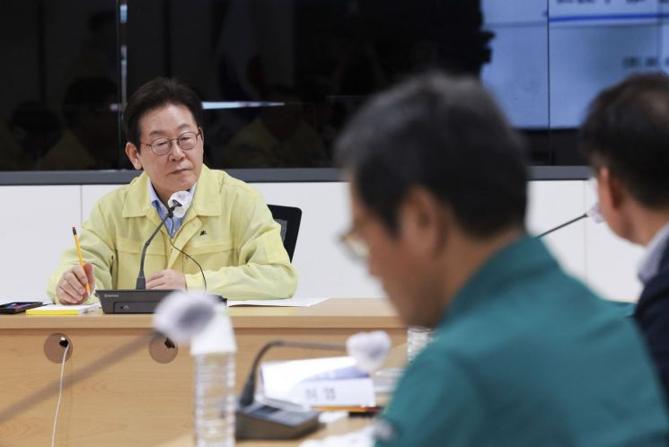 이재명 대통령이 30일 강원 강릉시청 재난안전상황실에서 가뭄 대책 회의를 주재하고 있다. 연합뉴스