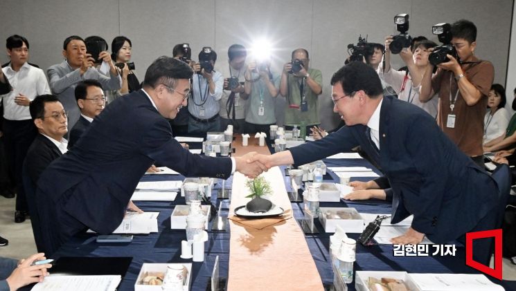 윤호중 행정안전부 장관(왼쪽)과 신정훈 행정안전위원장이 2일 서울 여의도 국회에서 열린 행안위 당정협의에서 만나 악수 하고 있다. 2025.9.2 김현민 기자