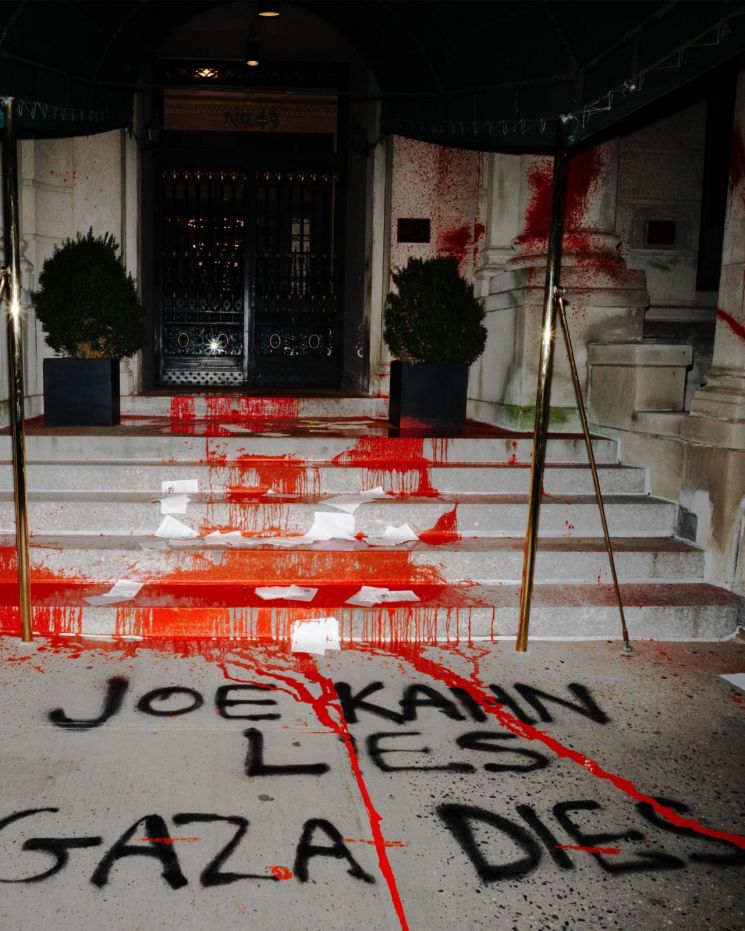 "그는 거짓말하고, 가자지구는 죽는다"…NYT 편집국장 자택에 페인트 테러