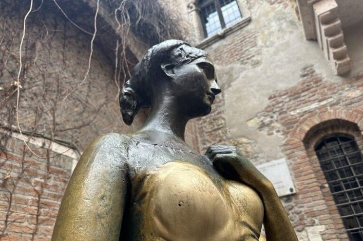몰리 말론 동상뿐 아니라 이탈리아 베로나의 줄리엣 동상도 이와 유사한 이유로 특정 부위의 색이 변한 동상이 있다. ANSA