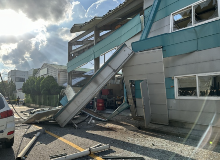 광주 광산구 금형 가공 공장에서 산소 가스통 폭발로 외벽과 창문 등이 크게 파손된 현장 모습. 광주 광산소방서 제공