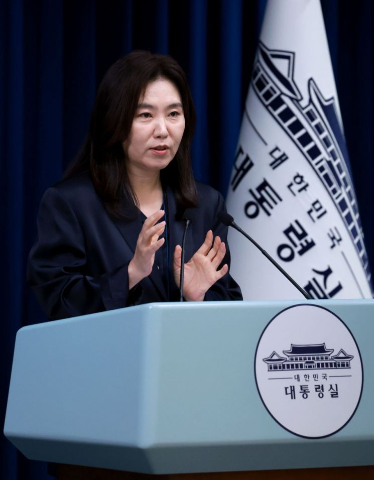 강유정 대통령실 대변인이 2일 서울 용산 대통령실 청사에서 이재명 대통령의 80차 UN총회 참석 관련 브리핑을 하고 있다. 연합뉴스