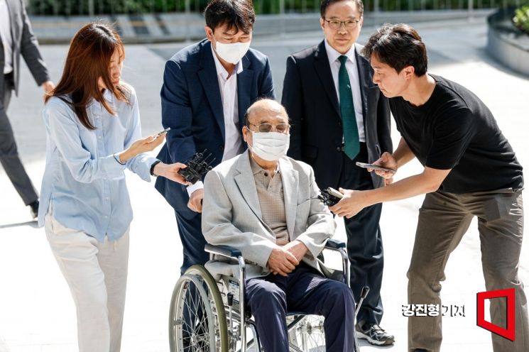 [포토] 취재진 질문 받는 이봉관 서희건설 회장