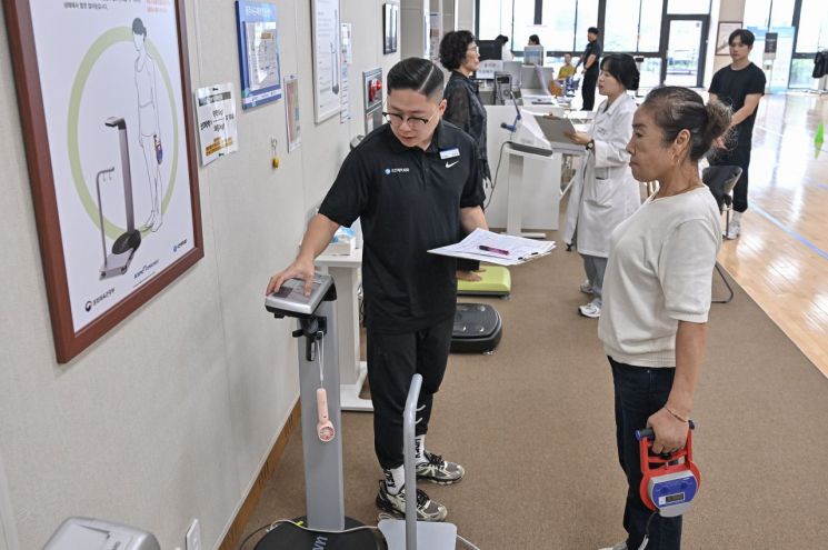 광주 서구가 지난 1일 서구보건소 내 서구체력인증센터에서 '천원국시' 시니어 일자리 사업에 참여한 어르신들을 대상으로 혈압, 심폐지구력 등 체력 및 건강 측정을 실시했다. 광주 서구 제공