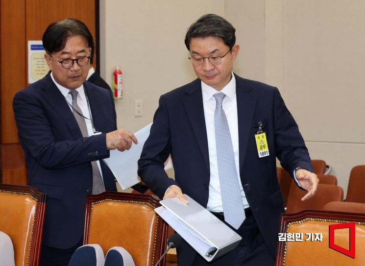 [포토] 이억원 "금융위 조직개편, 내용 공개 후 의견 피력하겠다"