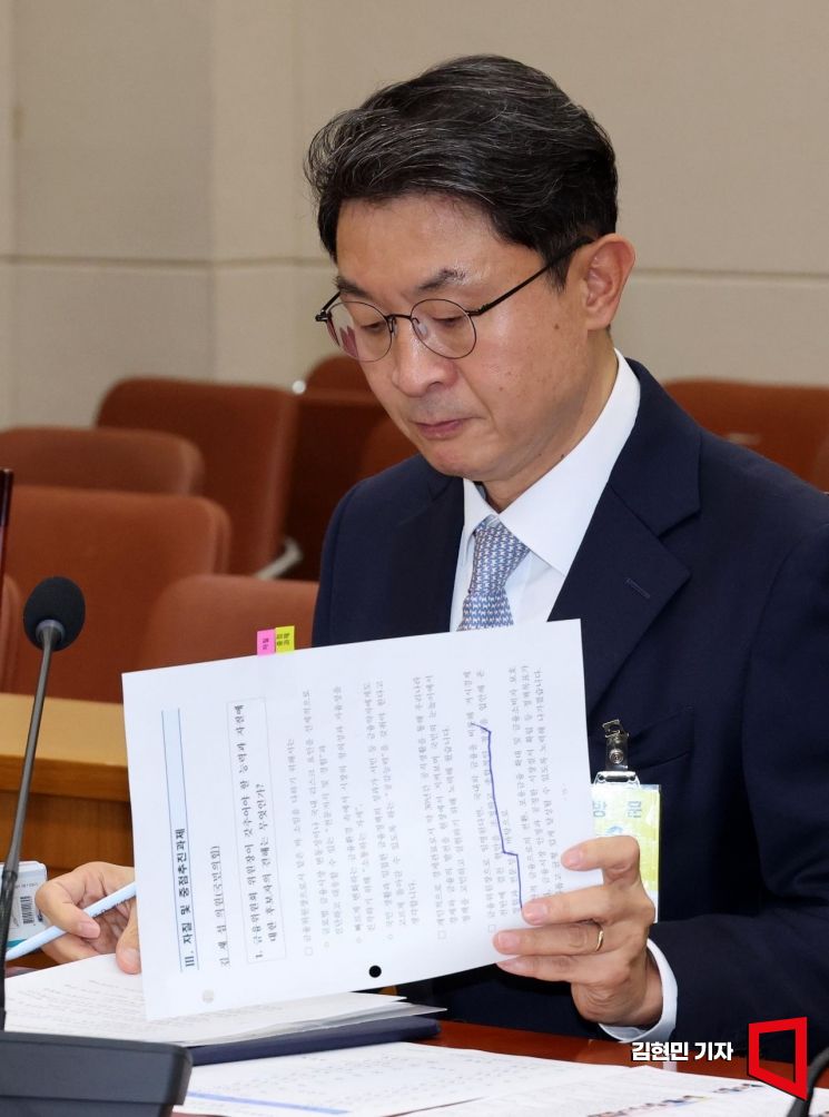 이억원 금융위원장 후보자가 2일 국회 정무위원회에서 열린 인사청문회에서 자료를 살펴보고 있다. 2025.9.2 김현민 기자