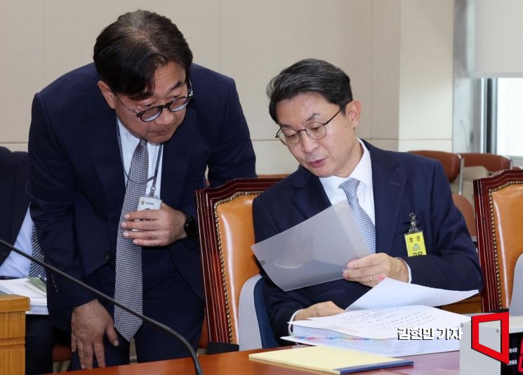 이억원 금융위원장 후보자가 2일 국회 정무위원회에서 열린 인사청문회에서 관계자와 대화하고 있다. 2025.9.2 김현민 기자