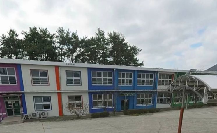 지난 2022년 '작은학교 살리기' 사업 일환으로 추진한 해남 북일초등학교는 지역 주민과 도시 유학생 간 갈등이 불거지며, 농산어촌 유학 정책의 복잡성을 단적으로 보여주는 사례로 남았다. 이준경 기자