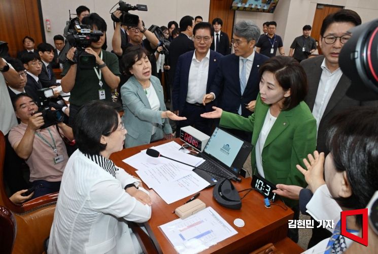 2일 국회에서 열린 법제사법위원회 전체회의에서 나경원 국민의힘 의원 등이 추미애 위원장의 회의 진행 방식에 항의하며 더불어민주당 의원들과 언쟁하고 있다. 2025.9.2 김현민 기자