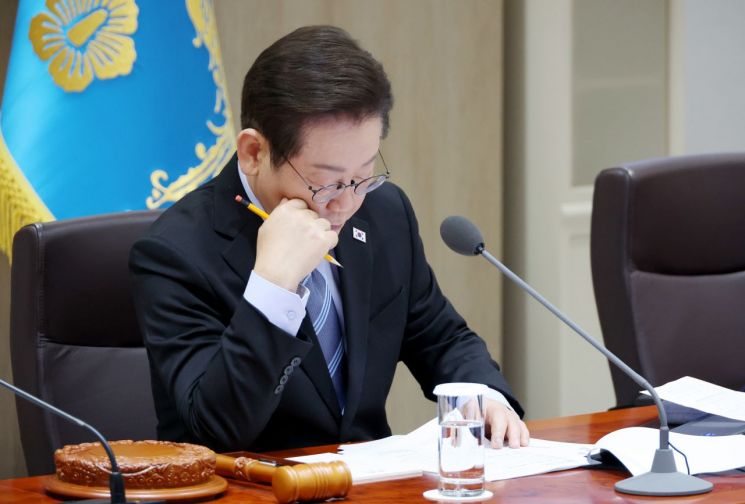 이재명 대통령이 2일 용산 대통령실에서 열린 국무회의에서 현안 토의 자료를 살피고 있다. 연합뉴스