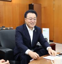 구복규 화순군수가 군수실에서 직접 청렴이야기를 녹음하고 있다. 화순군 제공