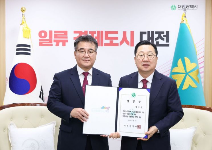 박두용 정무수석보좌관(왼쪽)과 이장우 대전시장(사진=대전시 제공)