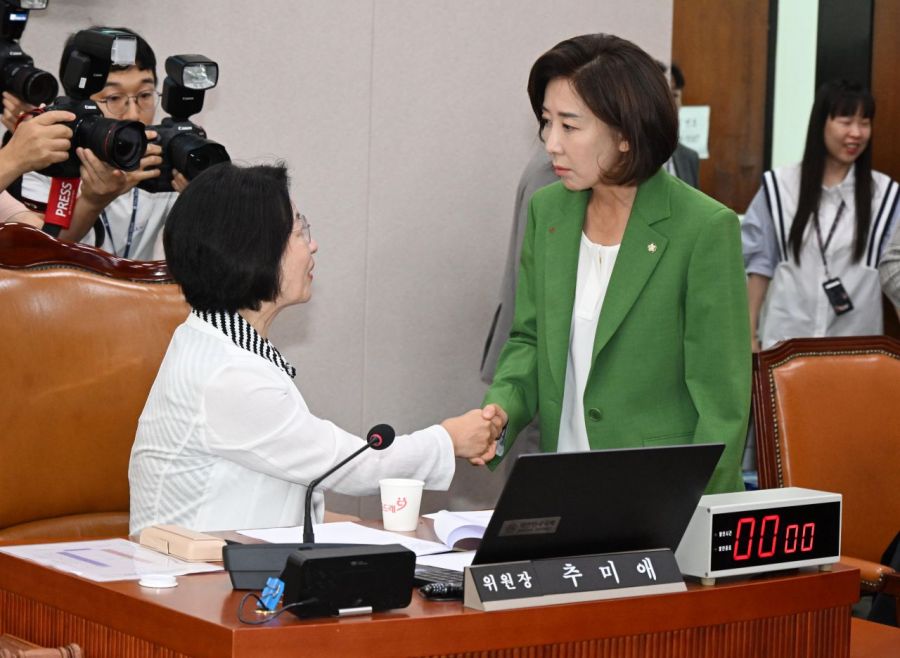 2일 국회에서 열린 법제사법위원회 전체회의에서 나경원 국민의힘 의원이 추미애 위원장과 인사하고 있다. 2025.9.2 김현민 기자