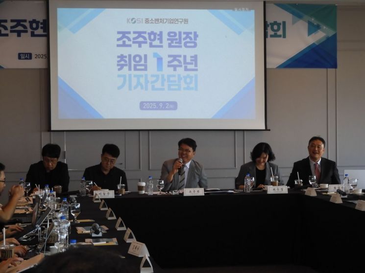 (왼쪽부터)최병욱 경영기획실장, 이동주 부원장, 조주현 원장, 최수정 연구본부장, 황경진 단장. 중기연