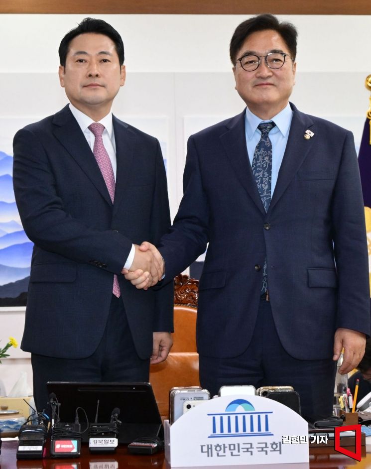 [포토] 악수하는 우원식-장동혁