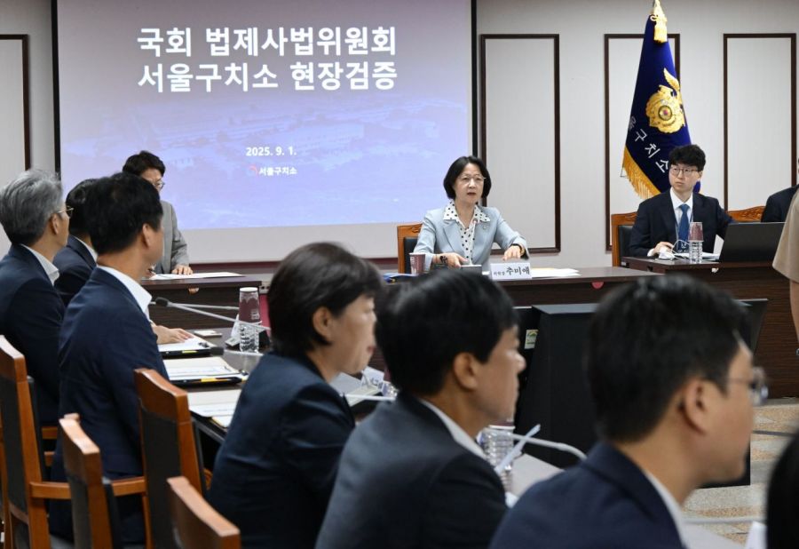 추미애 국회 법제사법위원회 위원장이 1일 경기도 의왕시 서울구치소에서 열린 현장검증에서 모두발언을 하고 있다. 이날 법사위는 윤석열 전 대통령 수감 중 특혜 제공 여부를 확인하고 특검 출석 요구 당시 윤 전 대통령이 옷을 벗고 버티는 과정이 있었는지 여부를 CCTV 등 영상기록 열람을 통해 확인할 예정이다. 2025.9.1 국회사진기자단