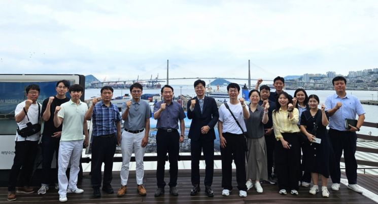 김찬진 인천 동구청장(왼쪽에서 6번째)와 부산항만공사 정평교 재생계획실장( " 7번째)이 부산항 북항을 둘러본 뒤 파이팅을 외치고 있다.