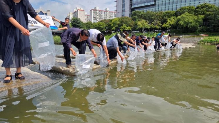 경기해양수산자원硏, 붕어 등 토산어종 3만5천마리 치어 방류