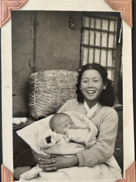 한 작성자가 1950대 한국에서의 할머니와 할아버지의 모습이라며 올린 사진. 레딧 캡처