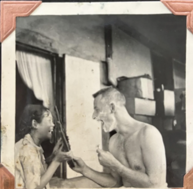 한 작성자가 1950대 한국에서의 할머니와 할아버지의 모습이라며 올린 사진. 레딧 캡처