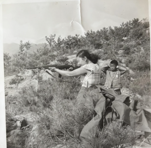 한 작성자가 1950대 한국에서의 할머니와 할아버지의 모습이라며 올린 사진. 레딧 캡처