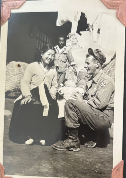 한 작성자가 1950대 한국에서의 할머니와 할아버지의 모습이라며 올린 사진. 레딧 캡처