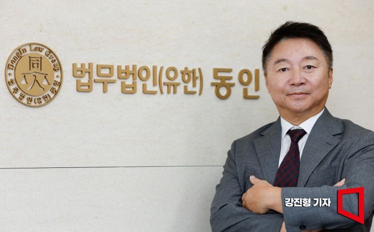 황윤구 법무법인 동인 대표가 2일 서울 서초구 법무법인 동인에서 인터뷰에 앞서 포즈를 취하고 있다. 강진형 기자