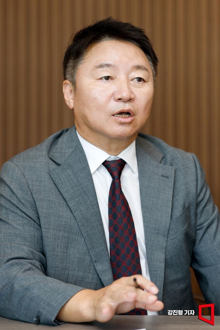 황윤구 법무법인 동인 대표가 2일 서울 서초구 법무법인 동인에서 인터뷰 하고 있다. 강진형 기자