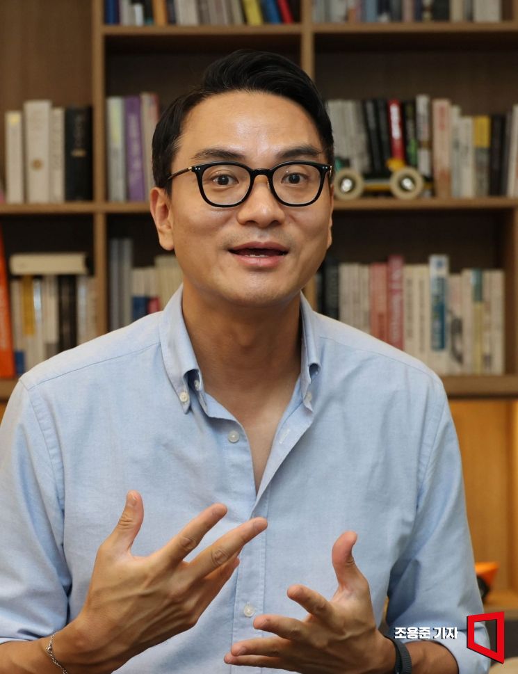 Sung Minsu, CEO of Ive, is being interviewed by Asia Economy at the office in Seocho-gu, Seoul. Photo by Jo Yongjun