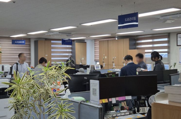 특검팀이 22일 '양평고속도로 노선변경 의혹'과 관련해 양평군청 등에 대한 압수수색에 나섰다. 연합뉴스