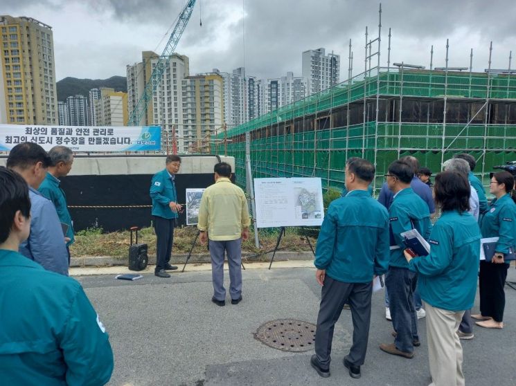 신도시 정수장 증설현장 점검하는 나동연 시장. 양산시 제공