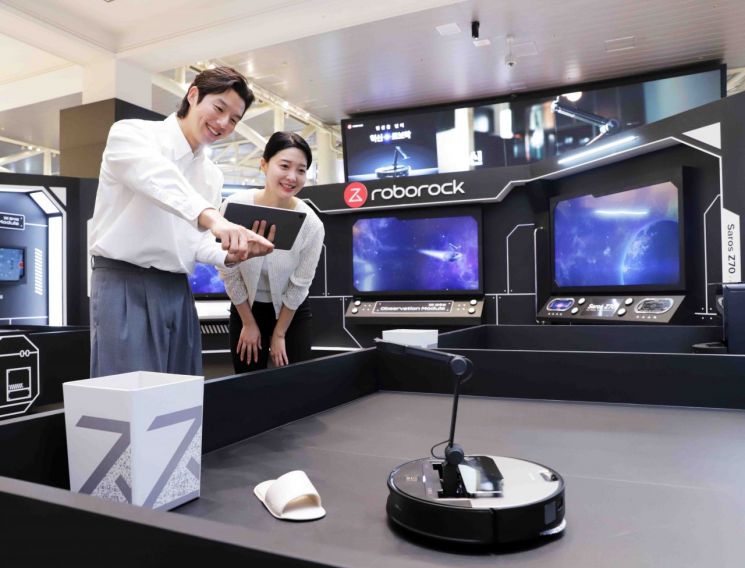 올해 6월 신세계백화점 강남점 오픈스테이지에서 진행된 로보락 신제품 Saros Z70 출시 기념 팝업 스토어. 연합뉴스
