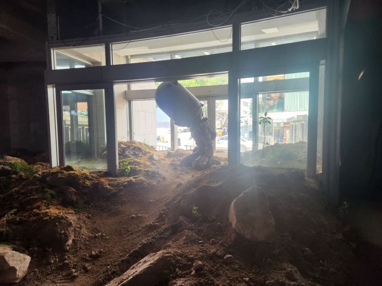 아트선재센터에서 열린 '아드리안 비야르 로하스: 적군의 언어' 설치 전경, 전시장 입구를 흙으로 막아버렸다. 서믿음 기자