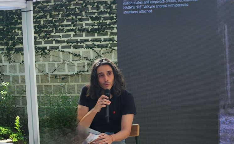 2일 오후 서울 종로구 아트선재센터에서 열린 아르헨티나-페루 작가 아드리안 비야르 로하스의 첫 국내 개인전 '적군의 언어' 간담회에서 작가가 발언하고 있다. 서믿음 기자