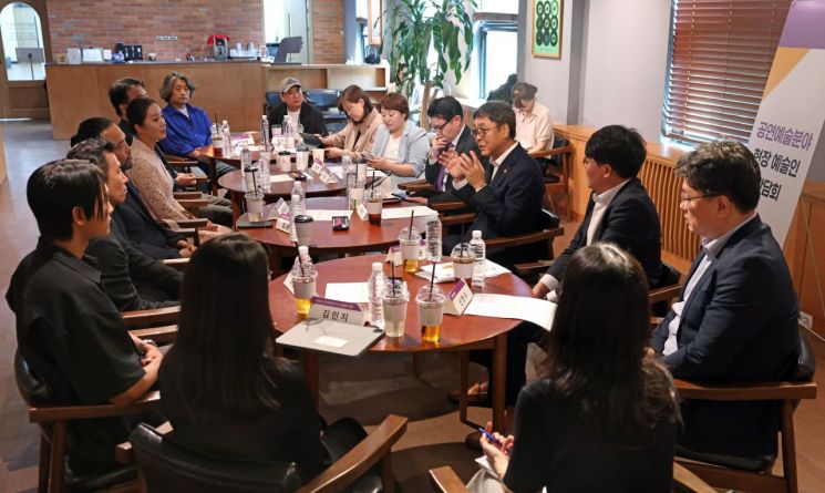 최휘영 문화체육관광부 장관이 2일 서울 종로구 예술가의집에서 열린 공연예술 분야 현장예술인 간담회에서 말하고 있다.   [사진 제공= 문화체육관광부]