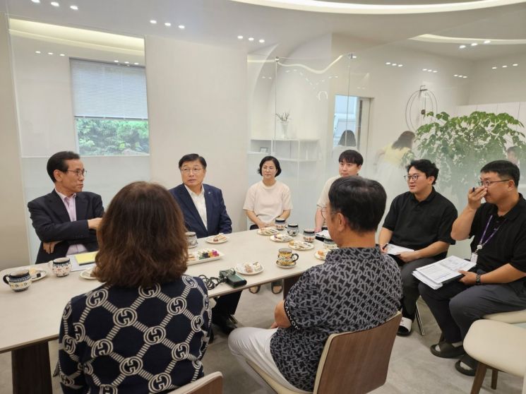 이승원 경제부시장이 기업 관계자들과 간담회를 하고 있다. /사진= 세종시 제공