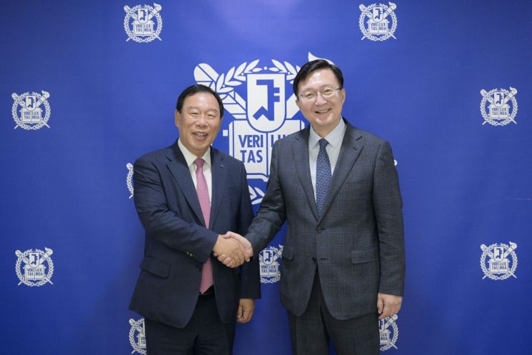 시계방향으로 최민호 세종시장, 유홍림 서울대학교 총장. /사진= 기획조정실 제공