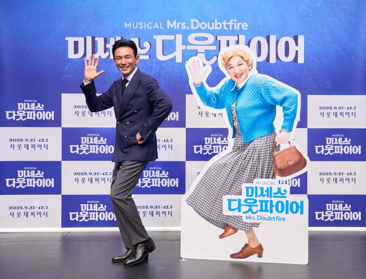 배우 황정민이 10년 만에 출연하는 뮤지컬 '미세스 다웃파이어'의 제작발표회를 마친 뒤 기념사진을 찍고 있다.   [사진 제공= 샘컴퍼니]