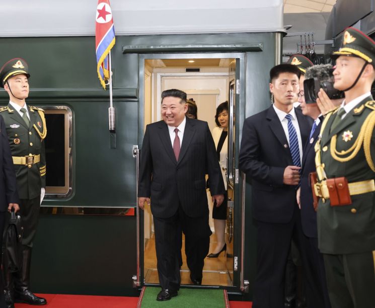 김정은 북한 국무위원장이 중국 전승절 80주년 기념행사에 참석하기 위해 2일 오후(현지시간) 베이징에 도착했다. 신화통신연합뉴스