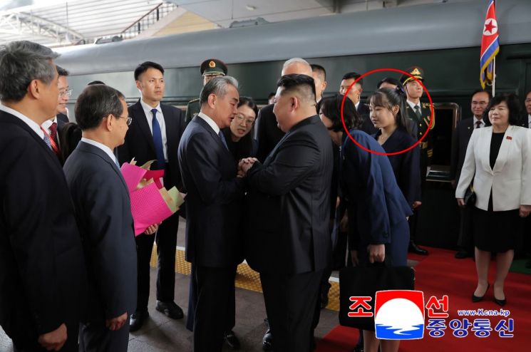 김정은 북한 국무위원장이 2일 현지시간 오후 4시 중국 수도 베이징에 도착했다고 조선중앙통신이 보도했다. 통신이 공개한 사진에 따르면 김 위원장의 딸 주애(붉은 원), 조용원·김덕훈 당 비서, 최선희 외무상 등이 동행했다. 연합뉴스